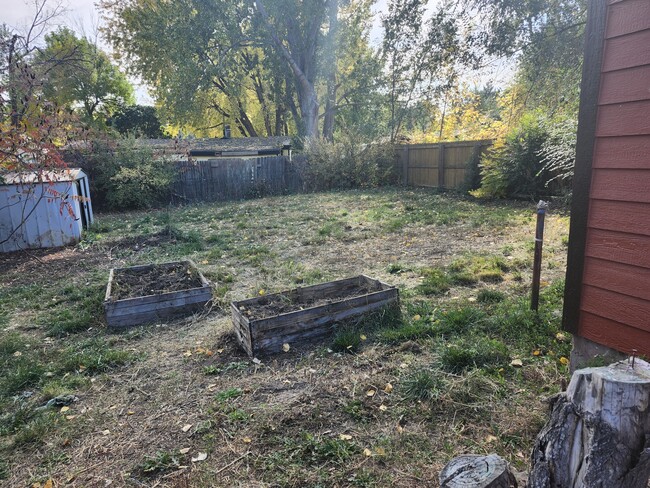 Very large fenced yard - 2905 W Olive St