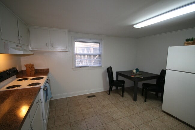 Building Photo - 1422 James St