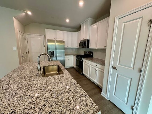 Building Photo - 3 Bedroom Townhouse - In South Park Availa...