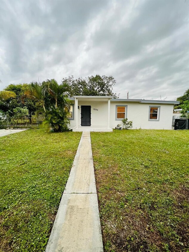 Foto principal - 3 bedroom in Miami Gardens FL 33056