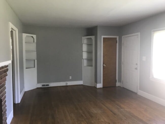 Building Photo - Ranch style 3 bedroom1.5 bath home off S. ...