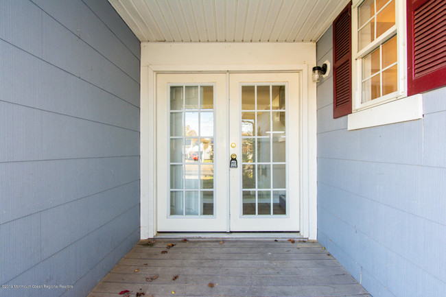 Building Photo - 325 Falcon Dr