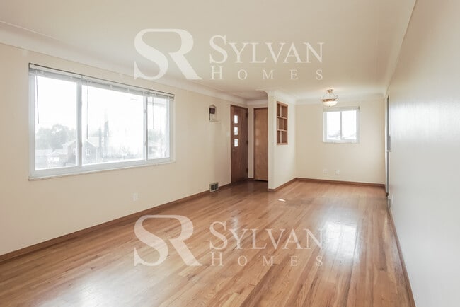 Building Photo - Cute, cozy and comfortable