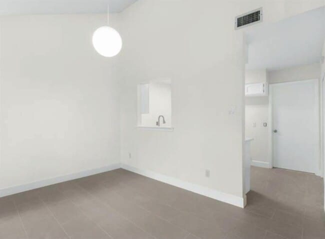 Building Photo - 13949 Hollowgreen Dr