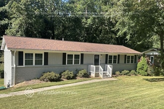 Building Photo - 3782 Lake Dr SE