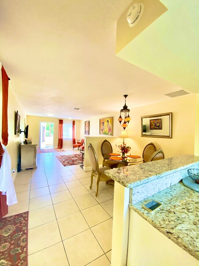 Foto del edificio - 2633 Kinnon Dr