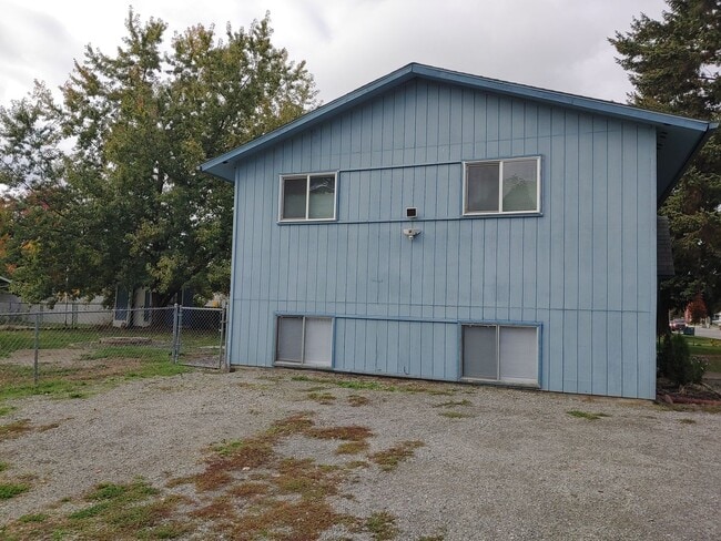 Building Photo - 4 Bedroom, 2 Bath Home Central Coeur d'Alene