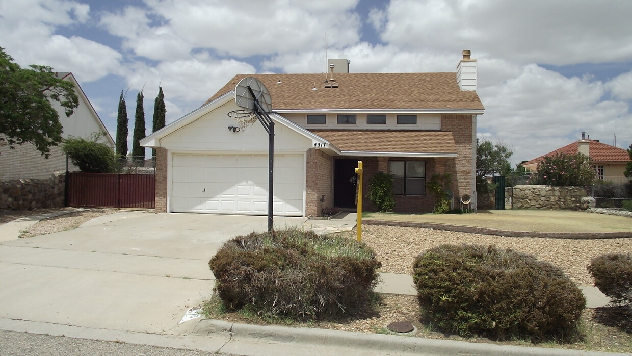 Primary Photo - Northeast El Paso 3 Bed Refrig A/C by Fran...