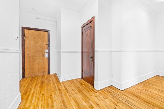 Photo du bâtiment - 4702 Ch Queen-Mary