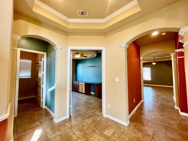 Building Photo - Charismatic 3 Bedroom/ 2 Bath With Office ...