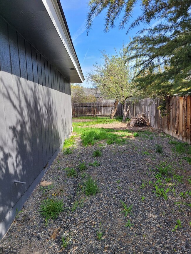 Building Photo - 3 bedrooms 2 bath