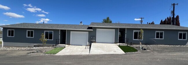 Building Photo - 3 Bedroom Charming Duplex