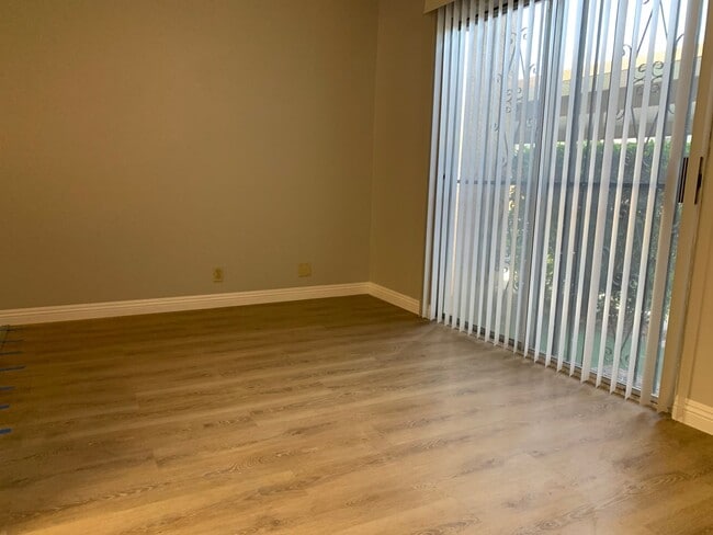 Foto del edificio - Community Pool and Spa. 2 Story, 2 Bedrooms, All Bedroom upstairs. New remodel kitchen with white...