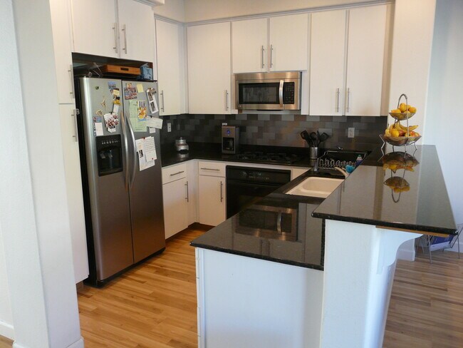 Building Photo - Gorgeous 3 bedroom 2.5 Bath with Bonus Room in Communication Hill