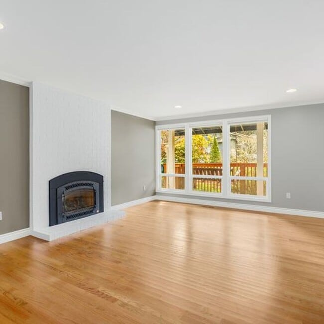 Building Photo - Secluded Lake Sammamish 3 bedroom plus bon...