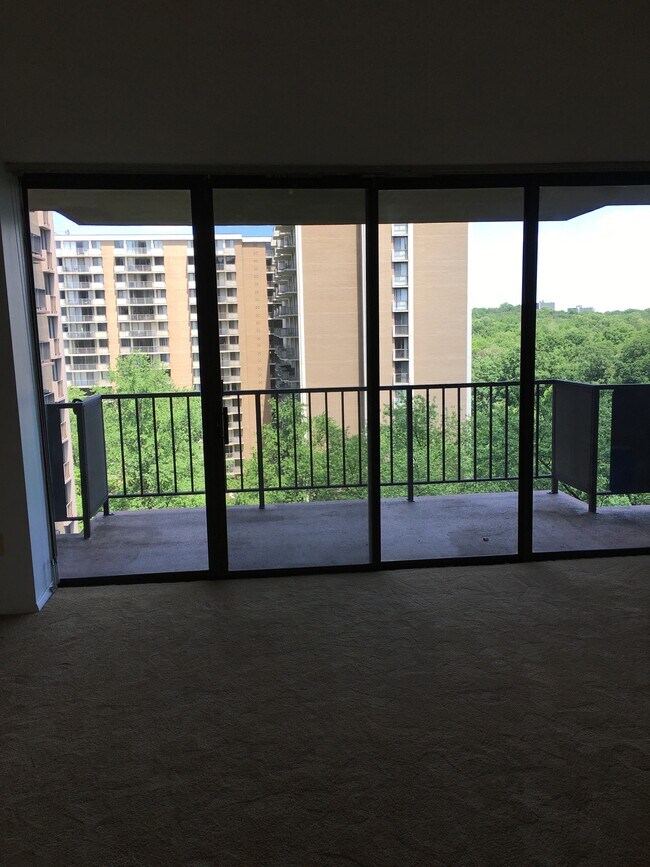 Foto del edificio - 6100 Westchester Park Dr