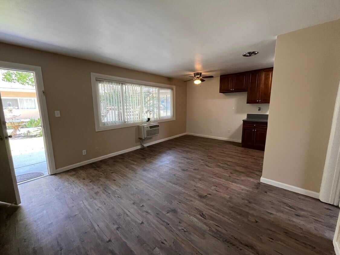 24370 Newhall Ave Unit 8, Santa Clarita, CA 91321 Apartments in Santa