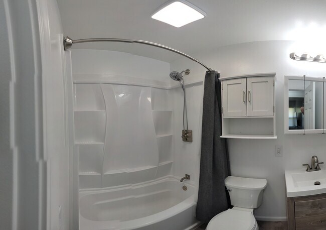 Full Bath - 1307 Eastland Dr