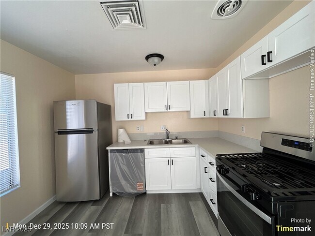 Foto del edificio - 4467 Pinegrove St