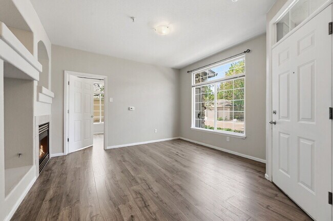 Foto del edificio - $1,745.95 - Ground-Level 1 Bed + Flex Room | 1.5 Bath Condo with Community Pool