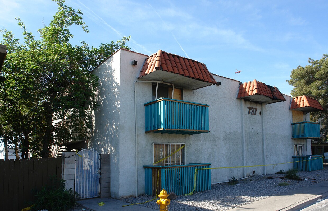 Primary Photo - 737 E Twain Ave