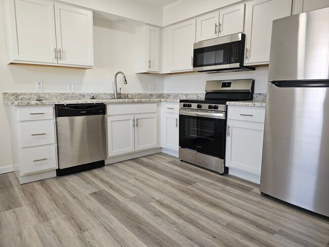 Building Photo - 3BR Townhome – Remodeled Kitchen, Garage, ...