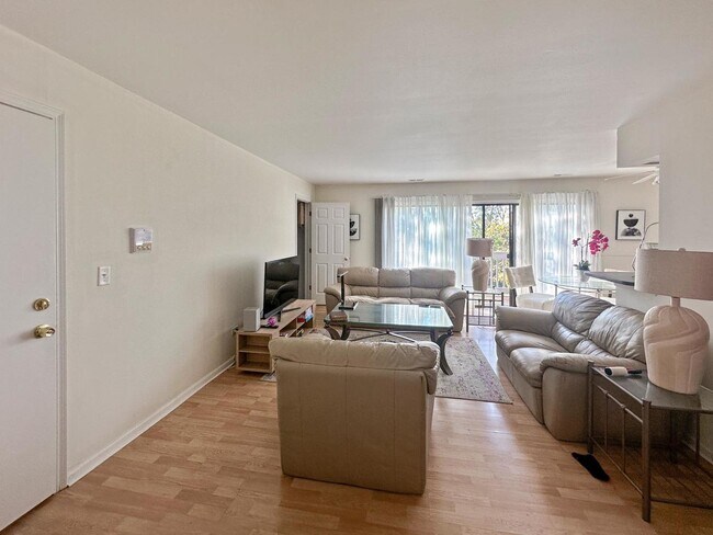 Foto del edificio - 209 W Ct of Shorewood