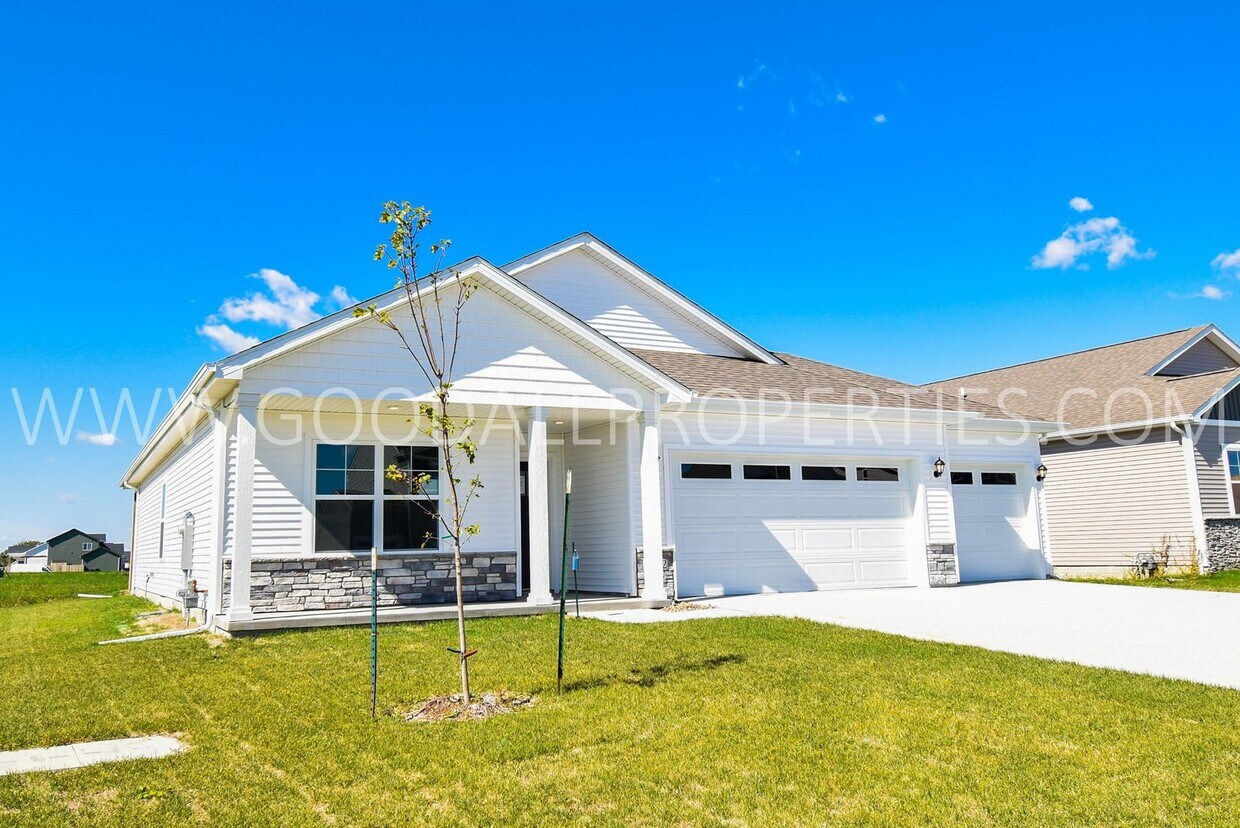 Foto principal - 4 Bed 2 Bath Home in the Waukee School Dis...