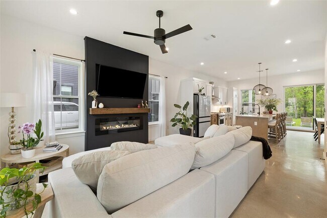 Foto del edificio - 5701 Tura Ln