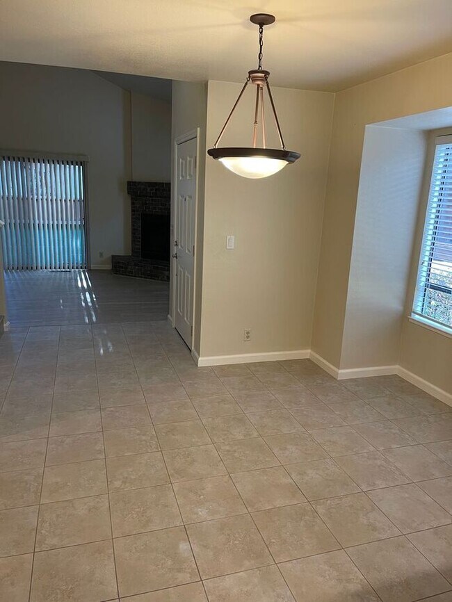 Foto del edificio - Prime Castro Valley location - 3 bedroom 2...