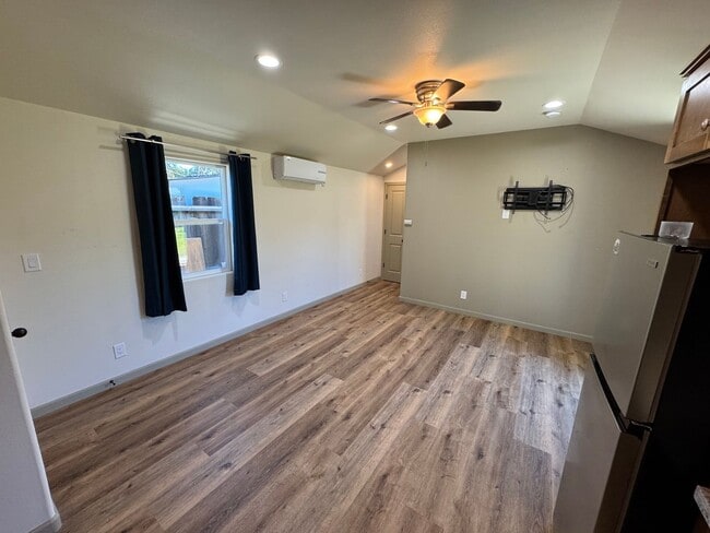 Building Photo - 1709 Ventura St