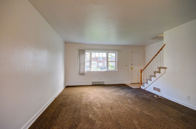 Foto del edificio - 2 bd 1 ba spacious townhome Joliet