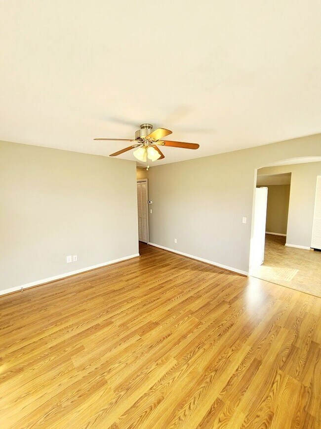 Foto del edificio - 100 Pine Grove Ave