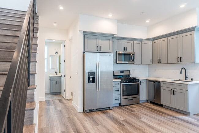 Building Photo - Beautiful Spacious Modern 3 Bedroom Townho...