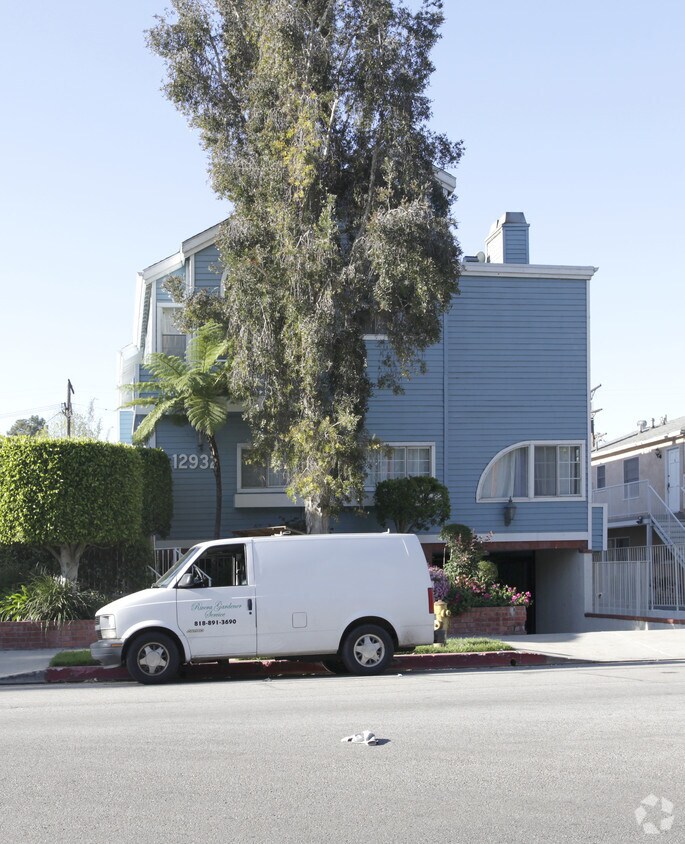 Building Photo - 12932 Moorpark St