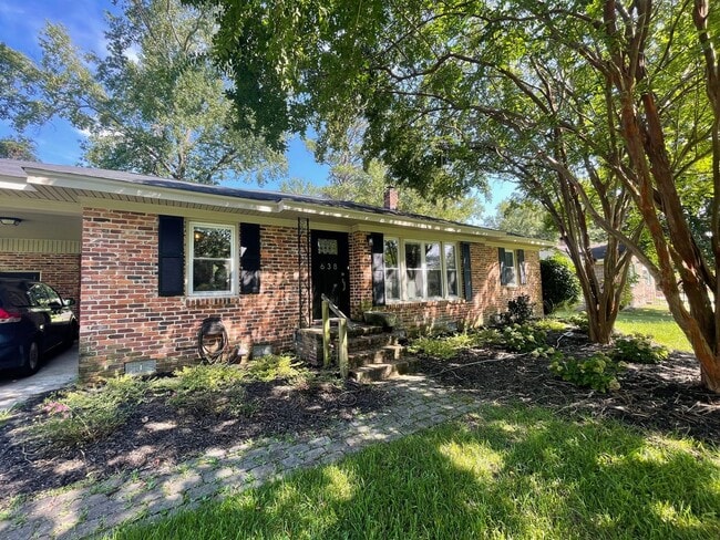 Building Photo - Updated 3 Bedroom Home