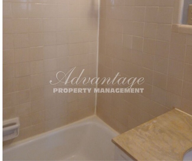 Building Photo - Charming Studio Apartment - Parkway Villag...