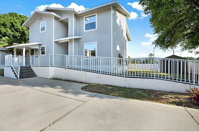 Building Photo - 107 47th Ave N