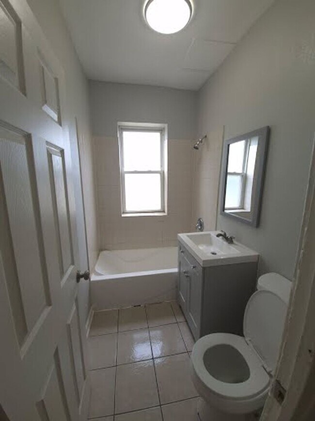 Foto del edificio - Great 2 Bedroom unit, with a Wonderful Man...
