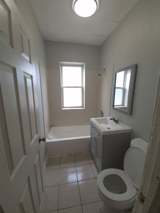 Building Photo - Great 2 Bedroom unit, with a Wonderful Man...