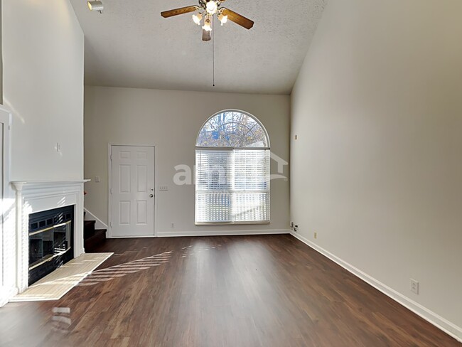 Foto del edificio - 3104 Creekview Ln