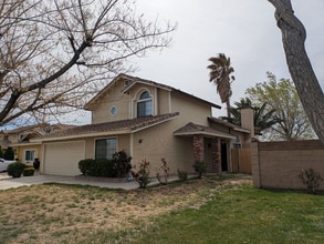 Building Photo - 1212 W Ave H4