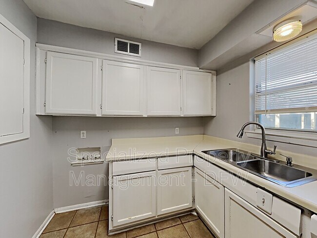 Foto del edificio - 2414 Maverick Ave