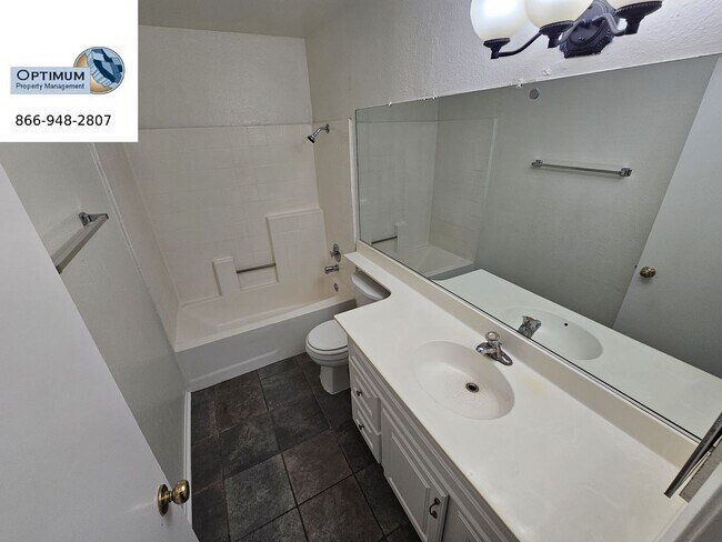 Foto del edificio - Spacious 5-Bedroom Home with 3-Car Garage