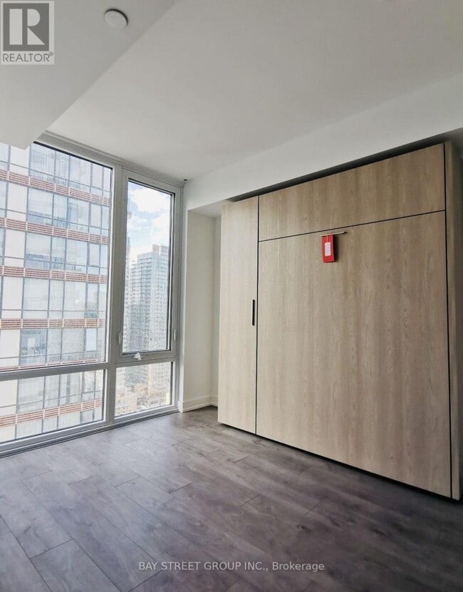 Building Photo - 501 Yonge St