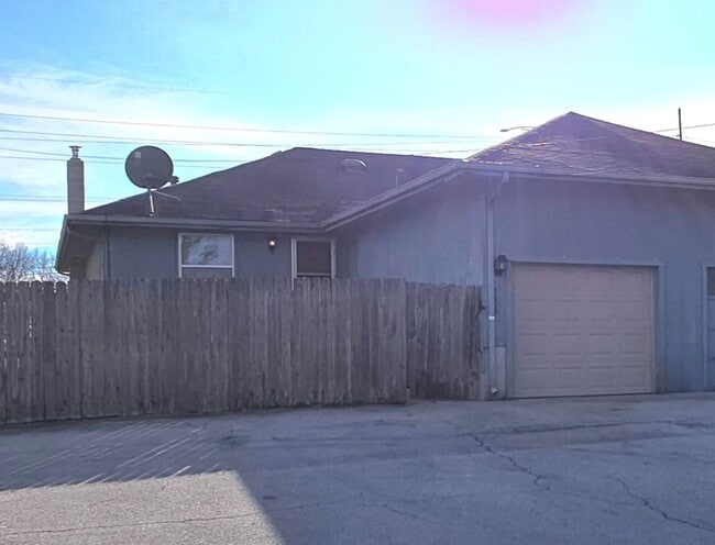 Foto del edificio - 2000 Square feet Duplex Southeast!  $1195