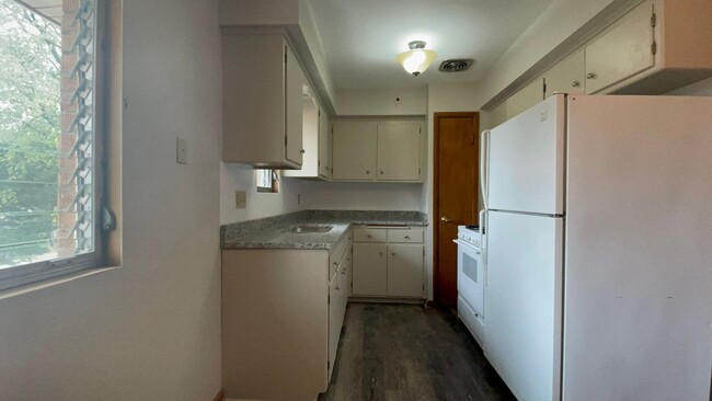 Building Photo - 3952 S 43rd St