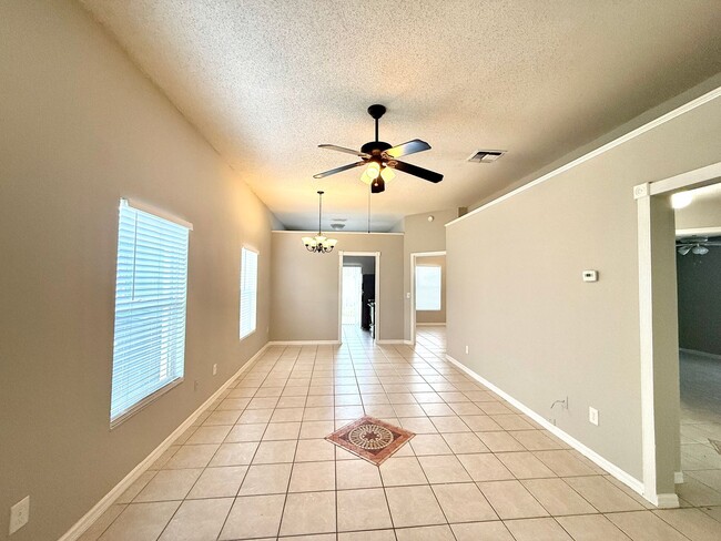 Building Photo - GREAT CUTE 3/2 HOUSE IN SOUTHEAST ORLANDO