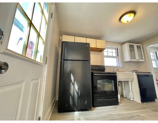 Building Photo - 9 Hearth St