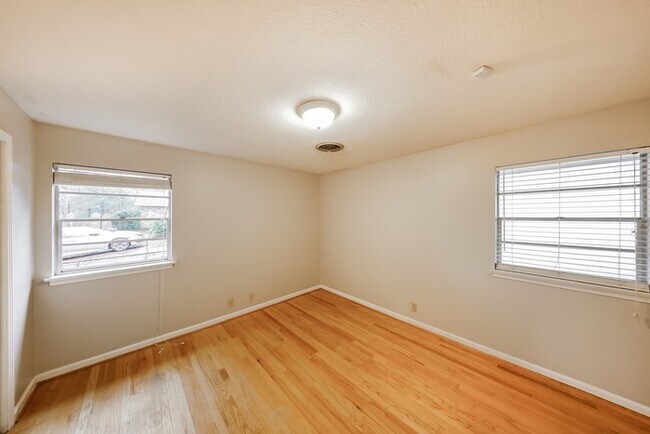Foto del edificio - Beautiful 4 Bedroom with Huge Backyard!